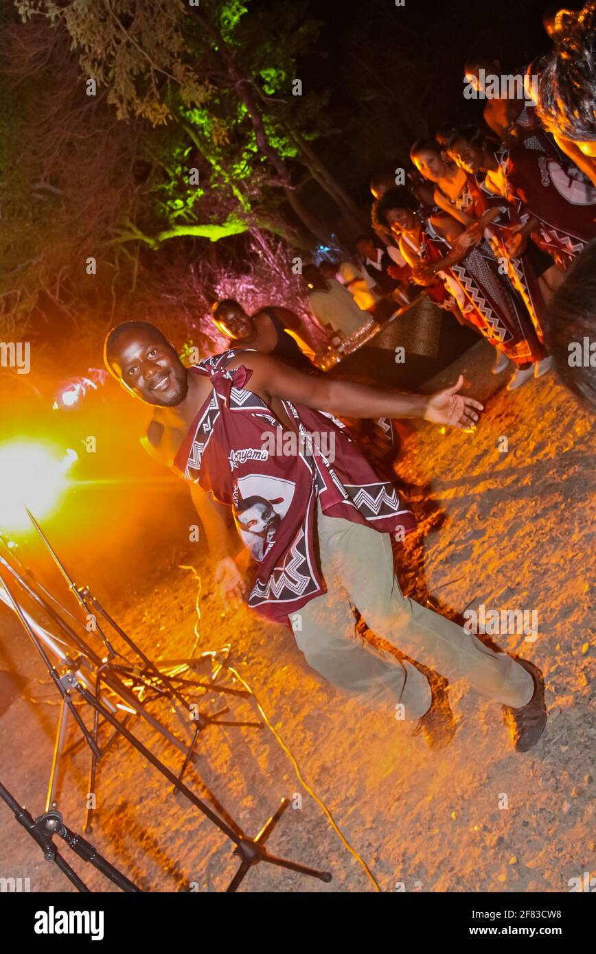PRETORIA, AFRIQUE DU SUD - 24 avril 2019 : rituel ethnique-culturel de danse des danseurs africains au feu, femme assise chantant Banque D'Images