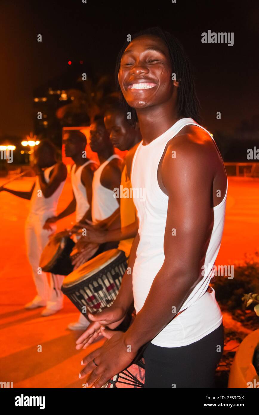 JOHANNESBURG, AFRIQUE DU SUD - 24 avril 2019: Jeunes danseurs africains avec des lumières et des tambours mains dans l'air Banque D'Images