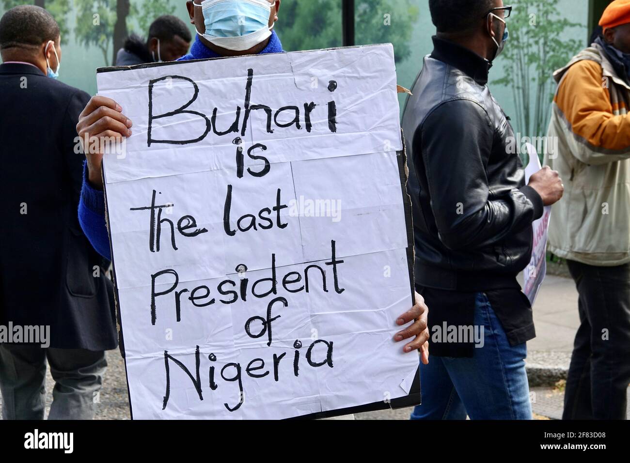 Londres, Royaume-Uni. 11 avril 2021. Les Nigérians protestent contre « Buhari must Go » en dehors de la résidence du Haut-commissariat nigérian, Abuja House, Londres. Les manifestants à ce qu'ils appellent le détournement de fonds publics au Nigeria, la collusion des responsables du gouvernement avec des « terroristes » et l'échec du président Buhari à démissionner en dépit d'une mauvaise santé. Credit: Bradley Taylor / Alamy Live News Banque D'Images