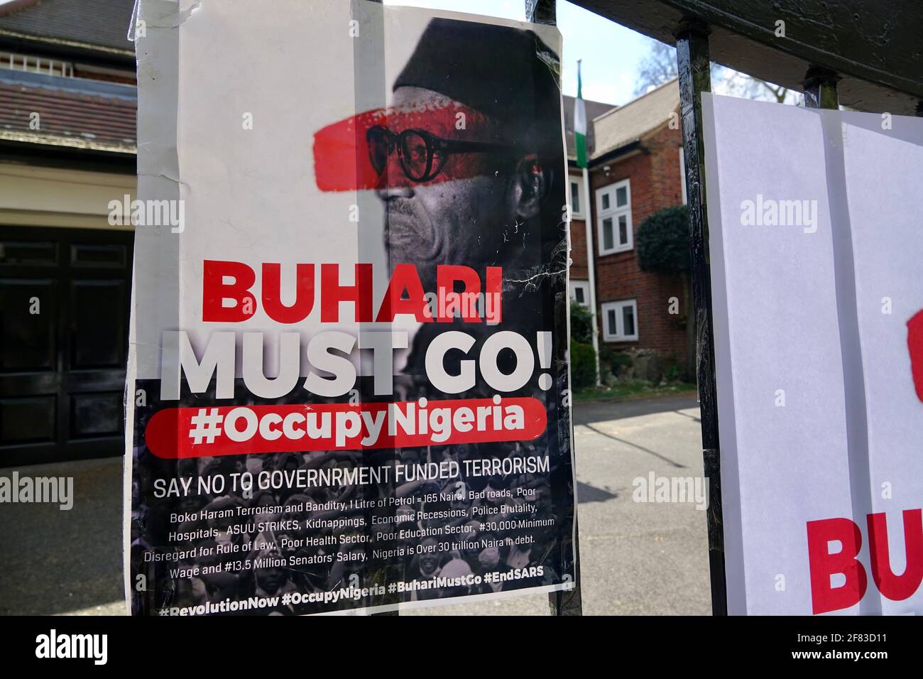 Londres, Royaume-Uni. 11th avril 2021. Les Nigérians protestent contre « Buhari must Go » en dehors de la résidence du Haut-commissariat nigérian, Abuja House, Londres. Les manifestants scandent les « meurtriers » en référence à ce qu'ils appellent des représentants du gouvernement nigérian qui colludent avec des « terroristes ». Banque D'Images