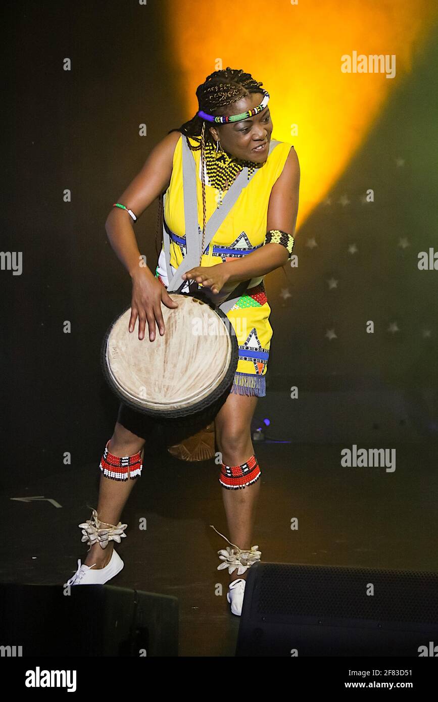 JOHANNESBURG, AFRIQUE DU SUD - 03 mai 2019: Femme africaine traditionnelle en tenue ethnique jouant à la batterie Banque D'Images