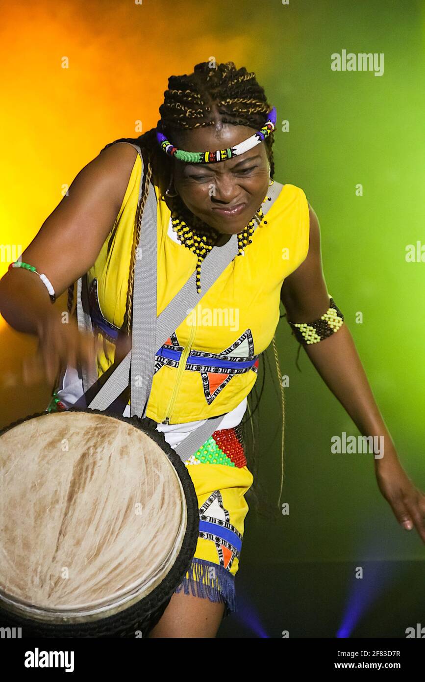 JOHANNESBURG, AFRIQUE DU SUD - 03 mai 2019: Femme africaine traditionnelle en tenue ethnique jouant à la batterie Banque D'Images