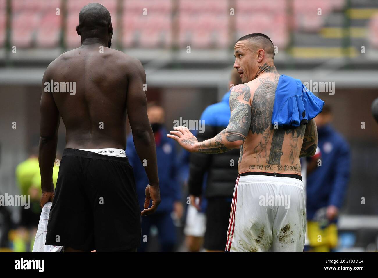 Milan, Italie. 11 avril 2021. Romelu Lukaku du FC Internazionale et Radja Nainggolan de Cagliari Calcio parlent après avoir échangé leurs chemises à la fin de la série UN match de football entre le FC Internazionale et Cagliari Calcio au stade San Siro de Milan (Italie), le 11 avril 2021. Photo Andrea Staccioli/Insidefoto crédit: Insidefoto srl/Alamy Live News Banque D'Images