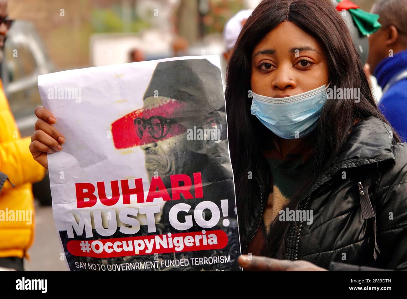 Londres, Royaume-Uni. 11 avril 2021. Les Nigérians protestent contre « Buhari must Go » en dehors de la résidence du Haut-commissariat nigérian, Abuja House, Londres. Les manifestants sont en colère contre le fait que le président Buhari se trouve au Royaume-Uni pour son aide médicale, le qualifiant de « hypocrite » pour avoir sous-financé le système de santé du Nigeria. Une atmosphère de carnaval pendant que les manifestants tentent de chasser Buhari de la résidence de la haute Commission avec de la musique forte. Credit: Bradley Taylor / Alamy Live News Banque D'Images