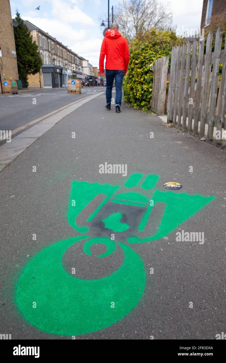 Londres, Royaume-Uni, 11 avril 2021 : Dans Brixton, le design Afro Supa Hero de Jon Bennett a été peint par pulvérisation sur Railton Road et d'autres endroits centraux des émeutes de Brixton en 1981 dans le cadre du projet d'art communautaire actes of exuberant Defiance 81 pour commémorer le 40ème anniversaire de la communauté noire qui se lève contre la police la violence. Anna Watson/Alay Live News Banque D'Images