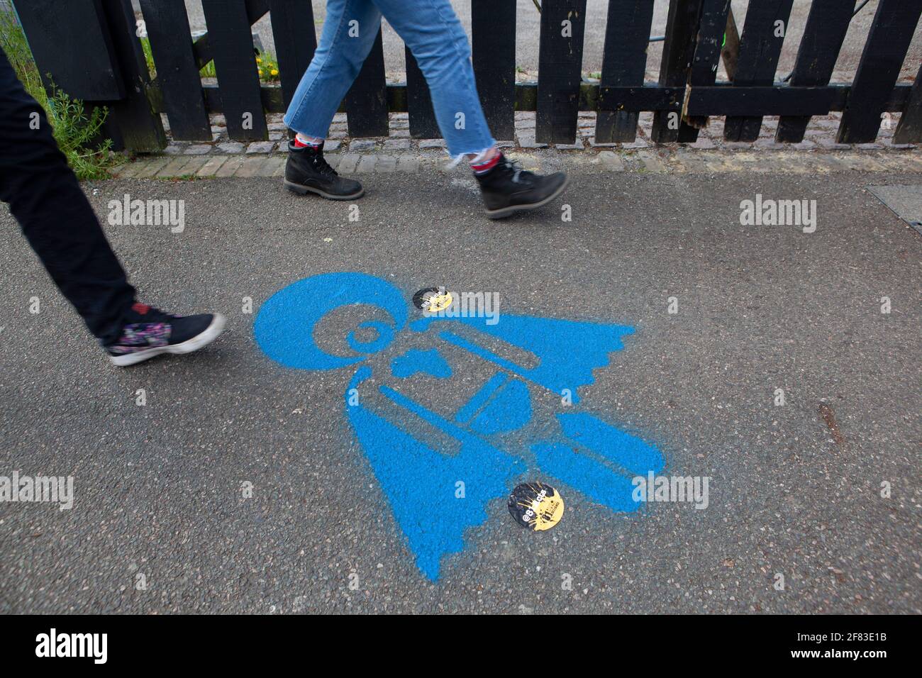 Londres, Royaume-Uni, 11 avril 2021 : Dans Brixton, le design Afro Supa Hero de Jon Bennett a été peint par pulvérisation sur Railton Road et d'autres endroits centraux des émeutes de Brixton en 1981 dans le cadre du projet d'art communautaire actes of exuberant Defiance 81 pour commémorer le 40ème anniversaire de la communauté noire qui se lève contre la police la violence. Anna Watson/Alay Live News Banque D'Images