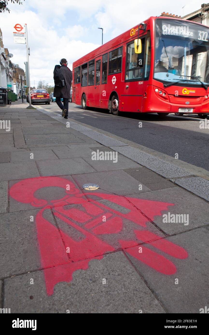 Londres, Royaume-Uni, 11 avril 2021 : Dans Brixton, le design Afro Supa Hero de Jon Bennett a été peint par pulvérisation sur Railton Road et d'autres endroits centraux des émeutes de Brixton en 1981 dans le cadre du projet d'art communautaire actes of exuberant Defiance 81 pour commémorer le 40ème anniversaire de la communauté noire qui se lève contre la police la violence. Anna Watson/Alay Live News Banque D'Images