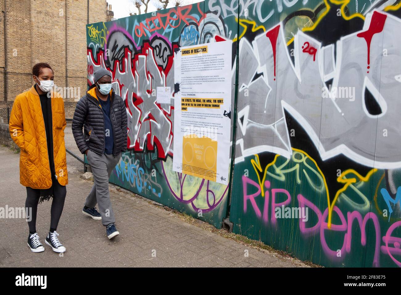 Londres, Royaume-Uni, 11 avril 2021 : à Brixton une affiche sur Railton Road demande à la communauté locale de contribuer à la mémoire des émeutes de Brixton de 1981 à 81 actes de défiance exubérante. Il s'agit d'un projet d'art communautaire pour commémorer le 40e anniversaire de la montée de la communauté noire contre la violence policière. Anna Watson/Alay Live News Banque D'Images