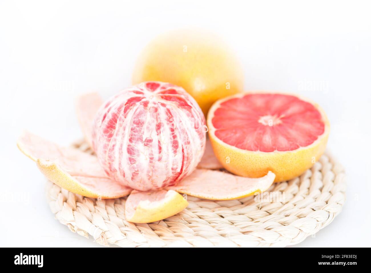 Pamplemousse chair rouge pelée Banque D'Images