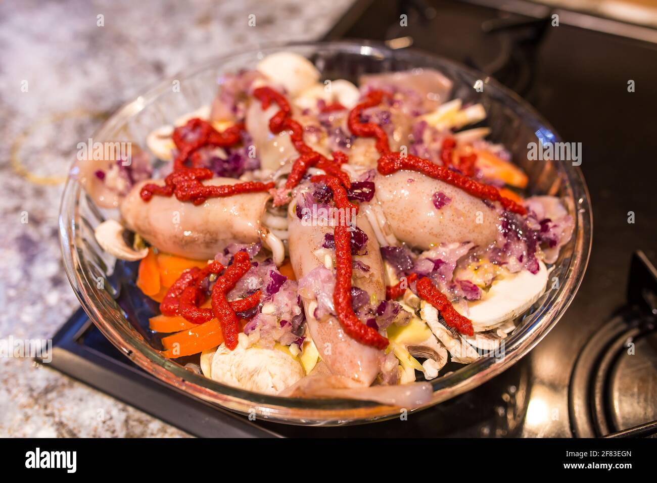 Papillotes farcies cuites sur une assiette en verre Banque D'Images