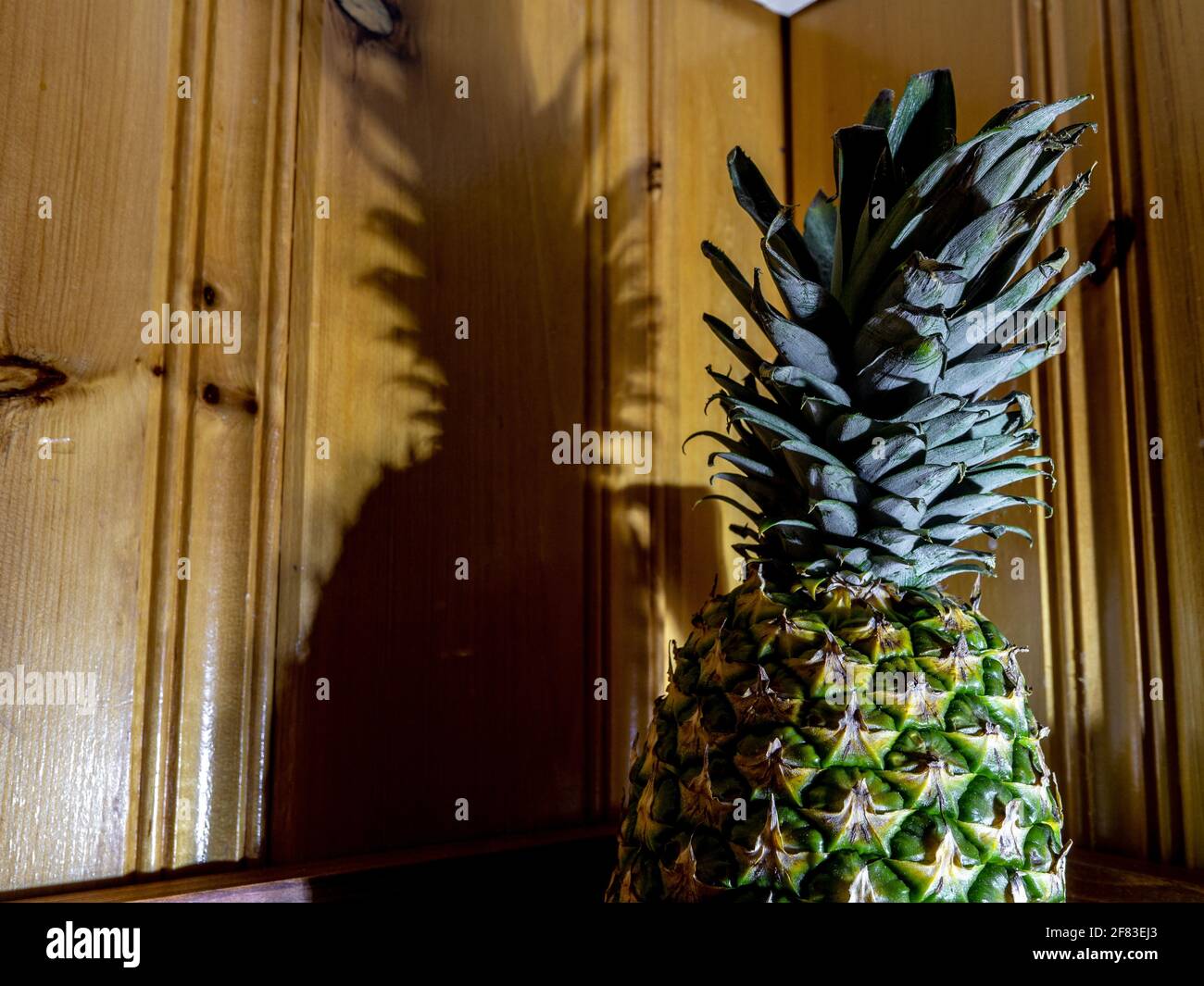 Lumière dure sur un ananas mûr créant une ombre effrayante Banque D'Images