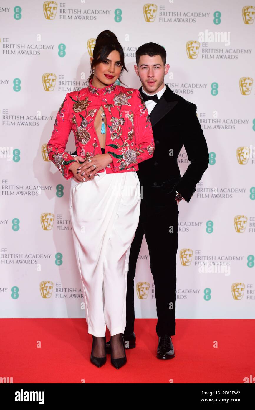 Priyanka Chopra Jonas et son mari Nick Jonas arrivent pour les EE BAFTA film Awards au Royal Albert Hall de Londres. Date de la photo: Dimanche 11 avril 2021. Banque D'Images