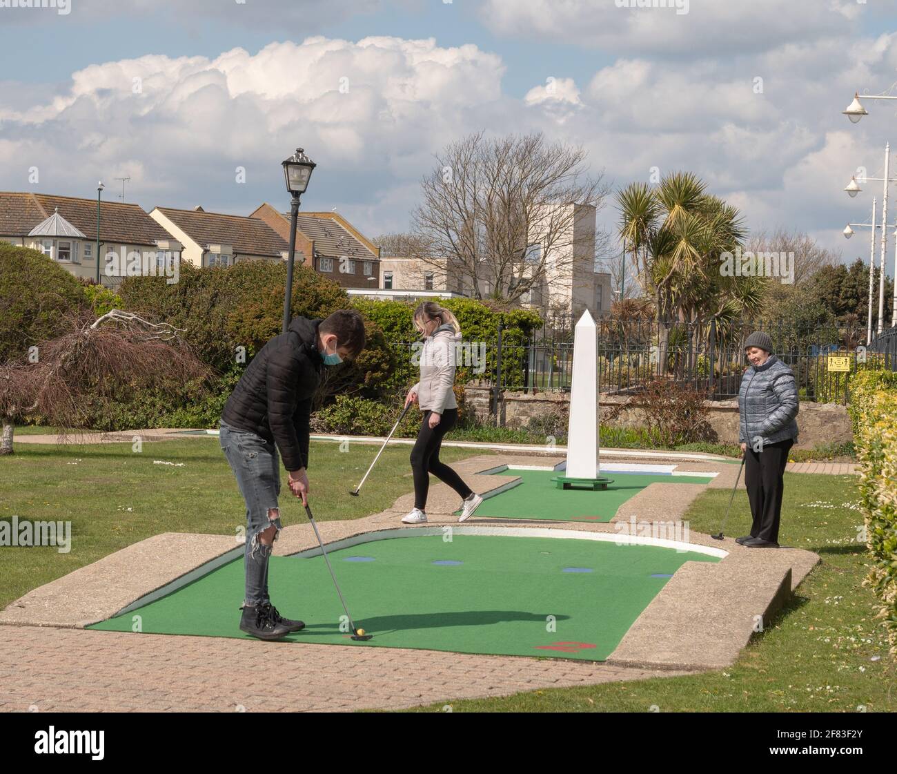 Bognor Regis, Royaume-Uni. 11 avril 2021. Lentement, plus de gens sont vus sur le front de mer de Bognor Regis, après que les règles du Covid-19 sont détendues, sur ce dimanche assez froid mais ensoleillé début avril. Credit: Joe Kuis / Alamy News Banque D'Images