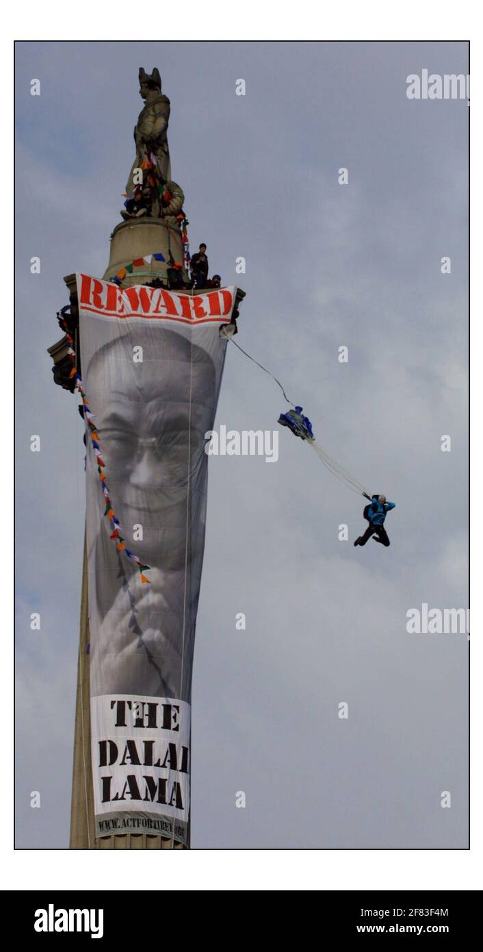 RÉCOMPENSEZ le DALAÏ LAMA... dans les premières heures de ce matin, Gary Connery est devenu le premier homme à descendre de la colonne de Nelsons de 120 pieds à Trafalgar Square, L'événement promu par "agir pour le Tibet" a été de mettre en évidence les événements au Tibet et de soutenir la position du Dalaï Lamas résistant à la présence chinoise au Tibet.à pic David Sandison 9/5/2003 Banque D'Images