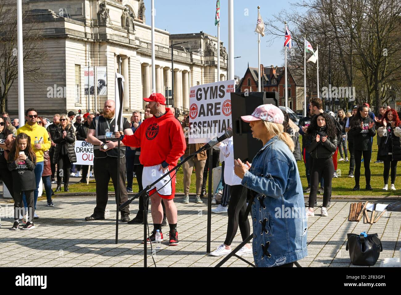 Cardiff, pays de Galles - 2021 avril : personne s'adressant à la foule lors d'une manifestation publique contre le verrouillage continu des gymnases Banque D'Images