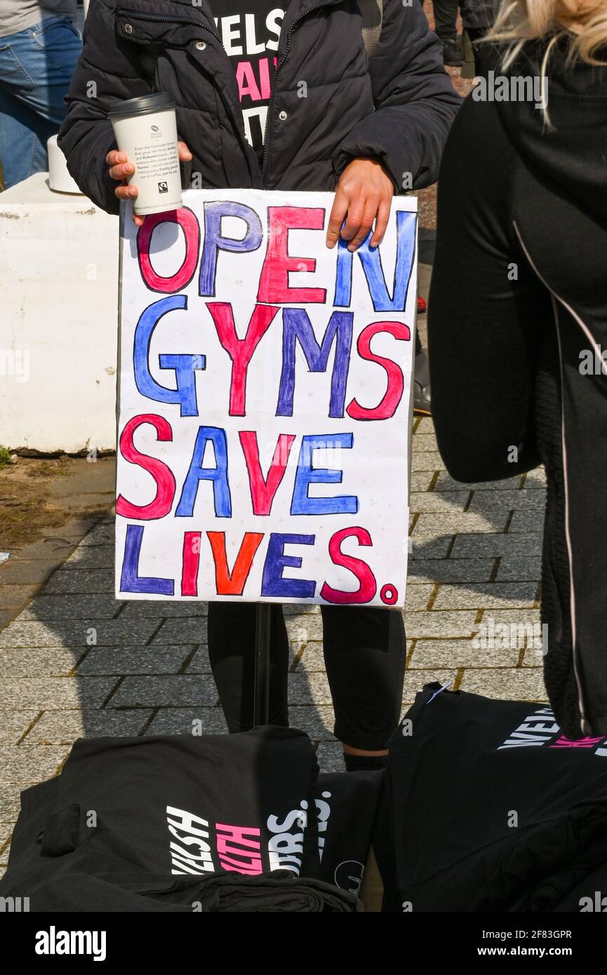 Cardiff, pays de Galles - 2021 avril : panneau fait maison tenu par une personne lors d'une manifestation pour protester contre le verrouillage continu des gymnases Banque D'Images