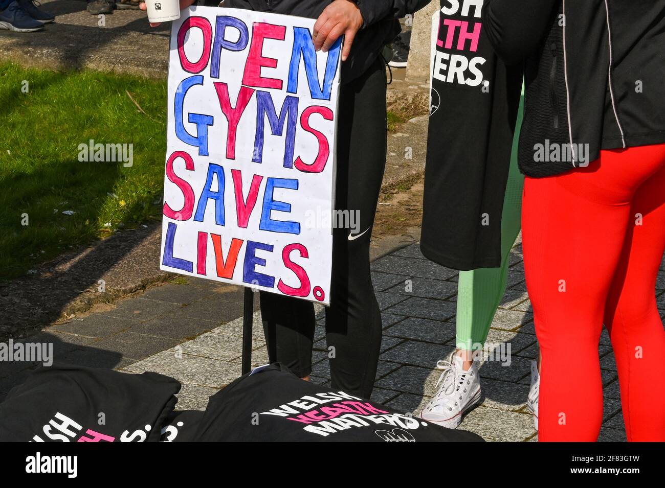 Cardiff, pays de Galles - 2021 avril : panneau fait maison tenu par une personne lors d'une manifestation pour protester contre le verrouillage continu des gymnases Banque D'Images