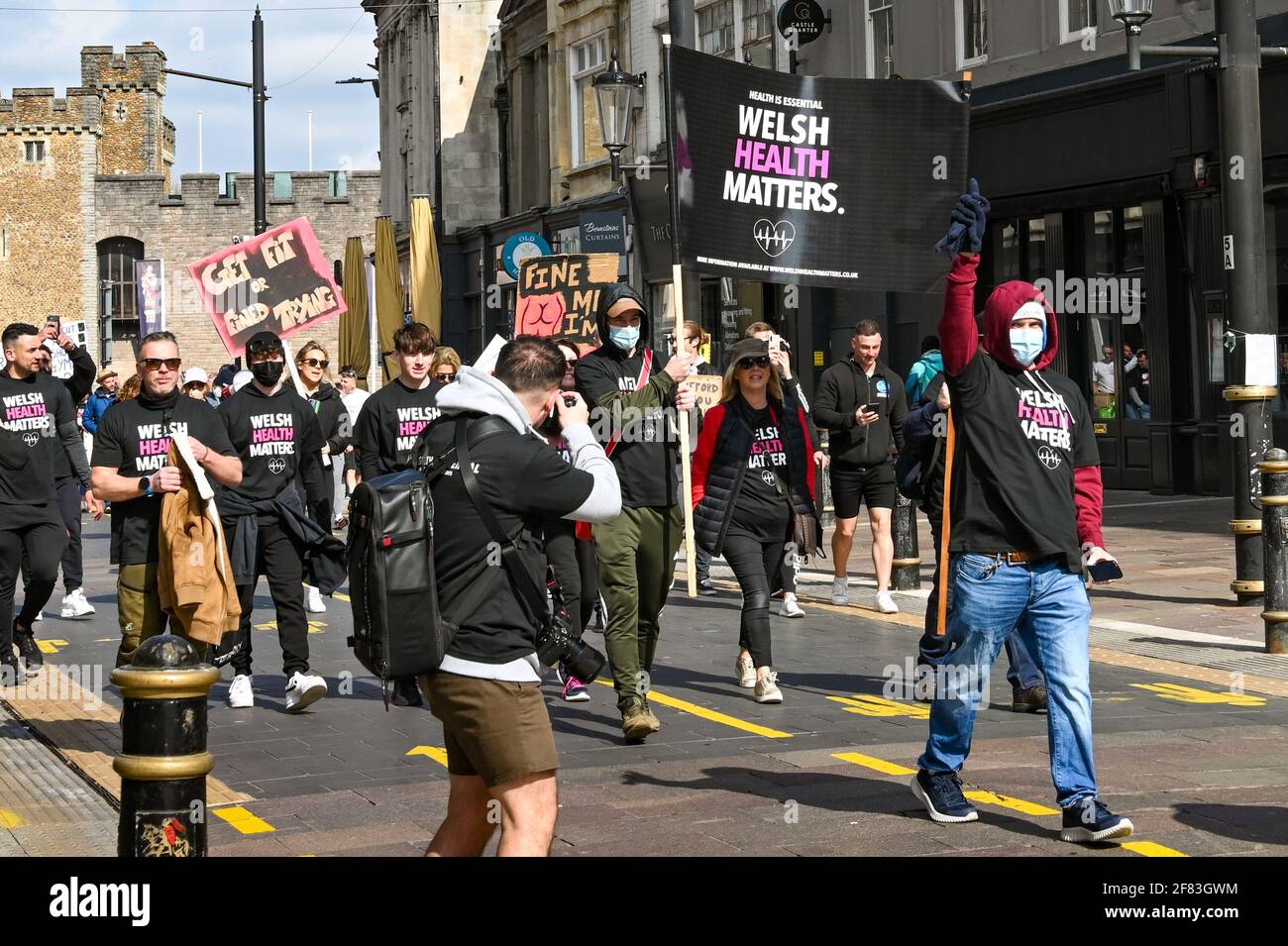 Cardiff, pays de Galles - avril 2021 : photographe prenant des photos d'une marche à Cardiff pour protester contre le verrouillage continu des gymnases Banque D'Images