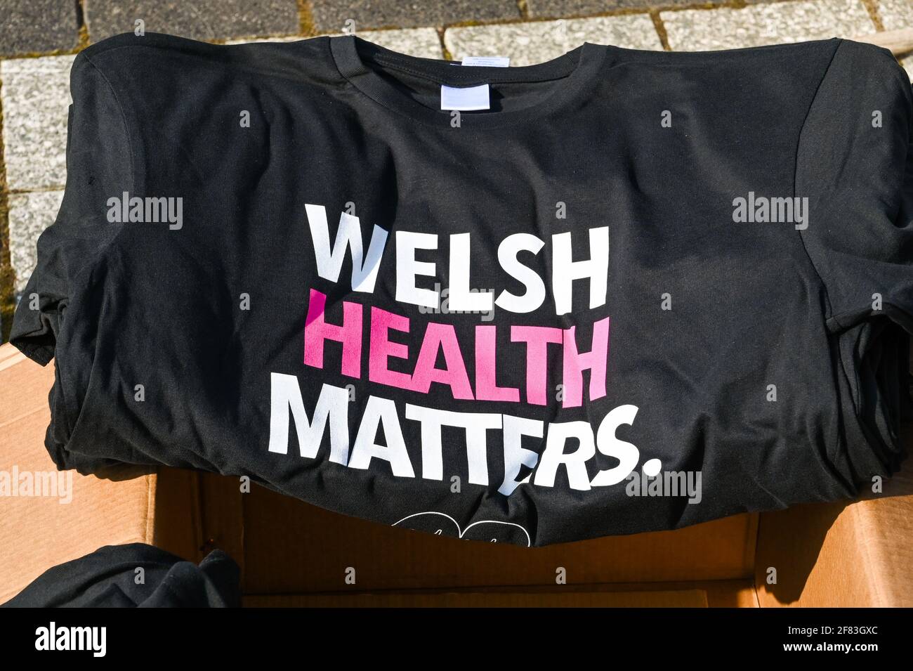 Cardiff, pays de Galles - avril 2021 : T-shirt imprimé avec un « Welsh Health Matters ». Des T-shirts ont été remis à des personnes protestant contre la fermeture d'un gymnase verrouillé Banque D'Images