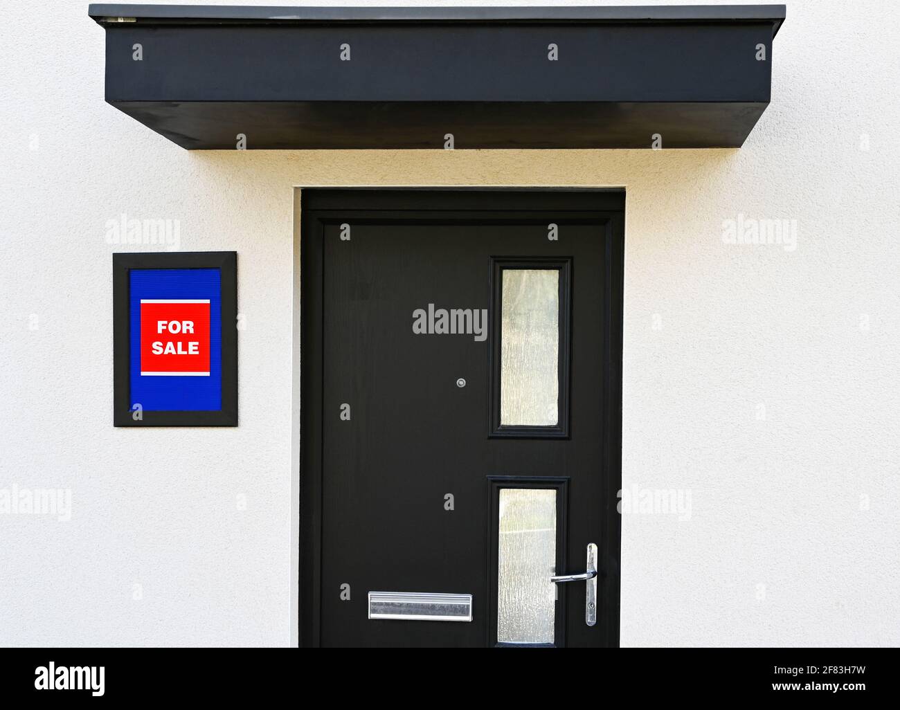 Porte d'entrée d'une maison à vendre sur un nouveau développement de logement. Personne. Banque D'Images Porte d'entrée d'une maison à vendre sur un nouveau développement de logement. Personne. Banque D'Images