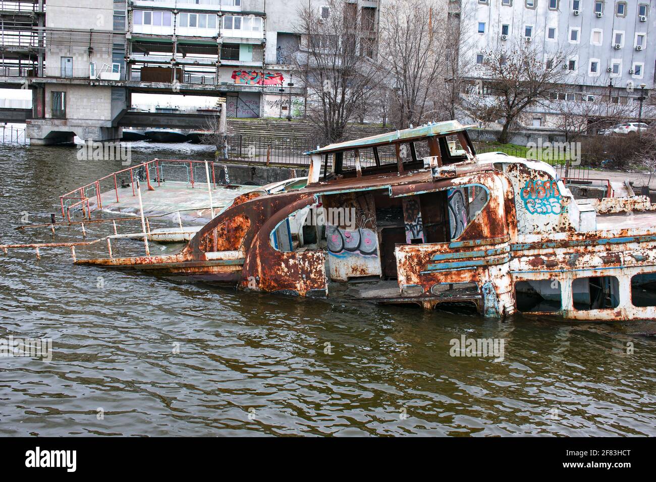 Vieux navire en contrebas rouillé dans l'eau sur le territoire du port de la rivière. Vieux bateau en contrebas sur la rivière. Banque D'Images