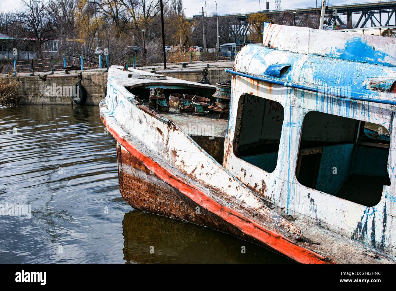Vieux navire en contrebas rouillé dans l'eau sur le territoire du port de la rivière. Vieux bateau en contrebas sur la rivière. Banque D'Images