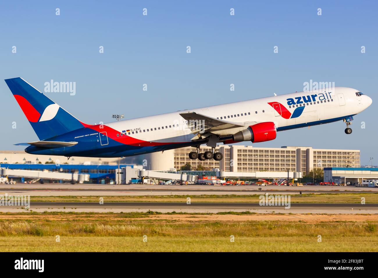 Palma de Majorque, Espagne - 11 mai 2018 : avion Azur Air Boeing B767 à l'aéroport de Palma de Majorque (PMI) en Espagne. Boeing est un avion américain Banque D'Images