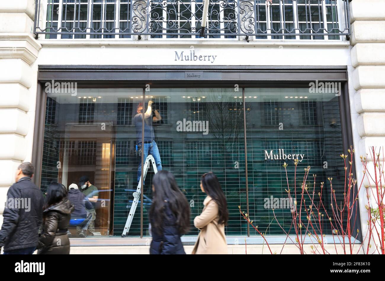 Londres, Royaume-Uni, 11 avril 2021. Alors que les magasins se préparent à rouvrir le 12 avril, conformément à la prochaine étape de la feuille de route du gouvernement pour l'assouplissement de la restriction du coronavirus, la commercialisation de Mulberry sur Regents Street reconçoit son vitrine. Monica Wells/Alay Live News Banque D'Images