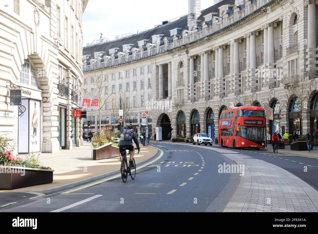 Londres, Royaume-Uni, 11 avril 2021. Les trottoirs ont été élargis, les planteurs et les nouveaux sièges installés, et les pistes cyclables améliorées, toutes destinées à encourager les clients à revenir le 12 avril, lorsque les magasins ont rouvert, conformément à la feuille de route du gouvernement pour l'assouplissement des restrictions Covid. Monica Wells/Alay Live News Banque D'Images