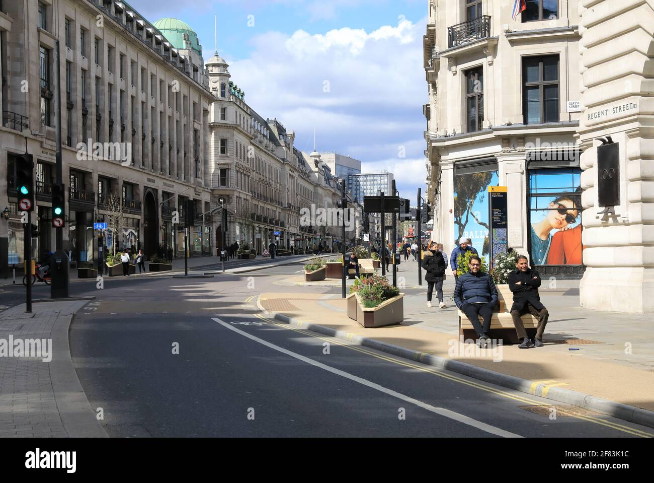 Londres, Royaume-Uni, 11 avril 2021. Les trottoirs ont été élargis, les planteurs et les nouveaux sièges installés, et les pistes cyclables améliorées, toutes destinées à encourager les clients à revenir le 12 avril, lorsque les magasins ont rouvert, conformément à la feuille de route du gouvernement pour l'assouplissement des restrictions Covid. Monica Wells/Alay Live News Banque D'Images