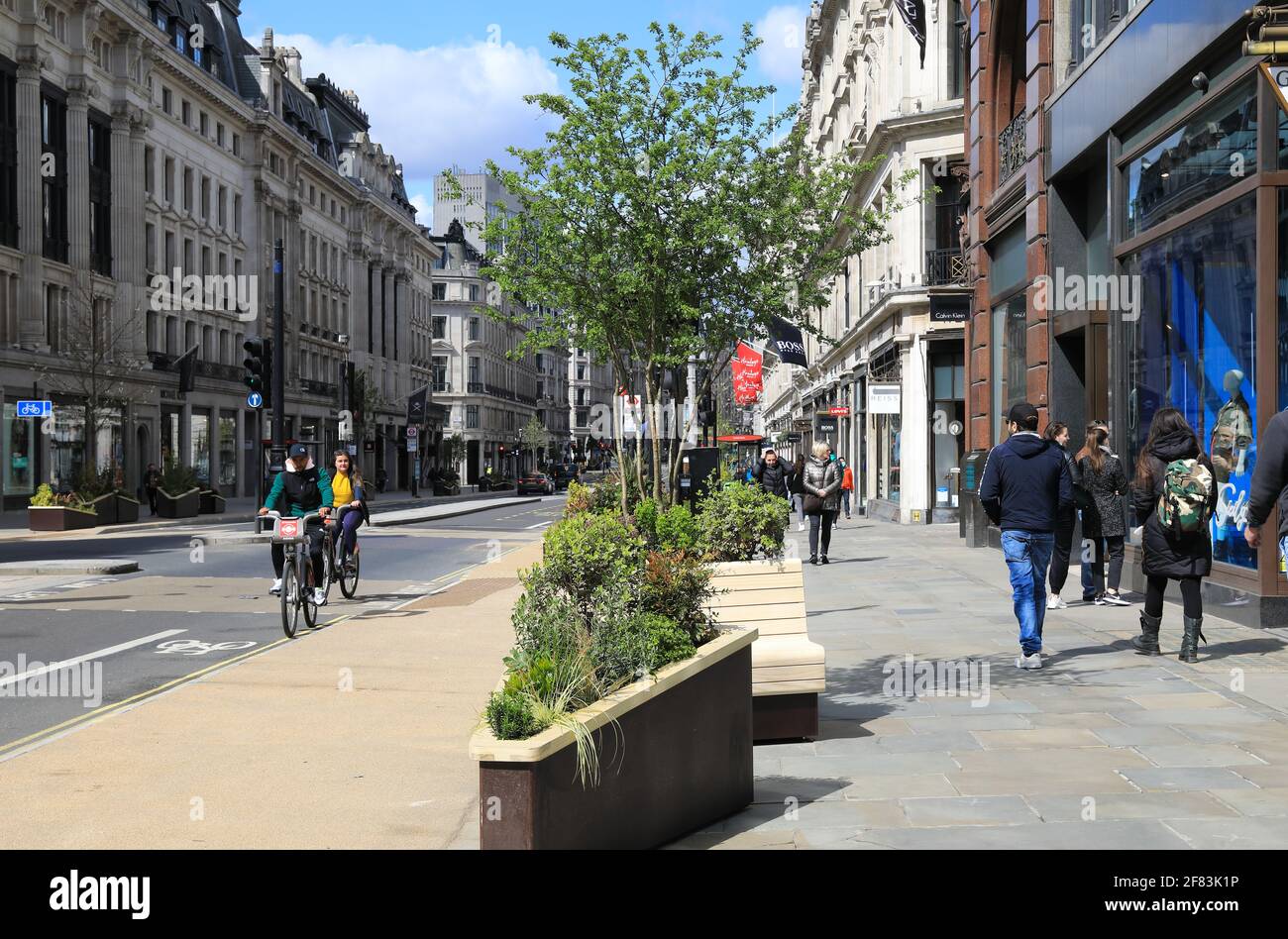 Londres, Royaume-Uni, 11 avril 2021. Les trottoirs ont été élargis, les planteurs et les nouveaux sièges installés, et les pistes cyclables améliorées, toutes destinées à encourager les clients à revenir le 12 avril, lorsque les magasins ont rouvert, conformément à la feuille de route du gouvernement pour l'assouplissement des restrictions Covid. Monica Wells/Alay Live News Banque D'Images
