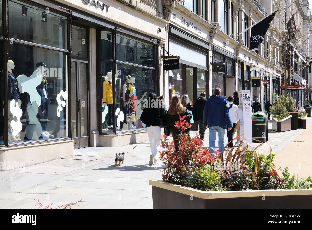 Londres, Royaume-Uni, 11 avril 2021. Les trottoirs ont été élargis, les planteurs et les nouveaux sièges installés, et les pistes cyclables améliorées, toutes destinées à encourager les clients à revenir le 12 avril, lorsque les magasins ont rouvert, conformément à la feuille de route du gouvernement pour l'assouplissement des restrictions Covid. Monica Wells/Alay Live News Banque D'Images