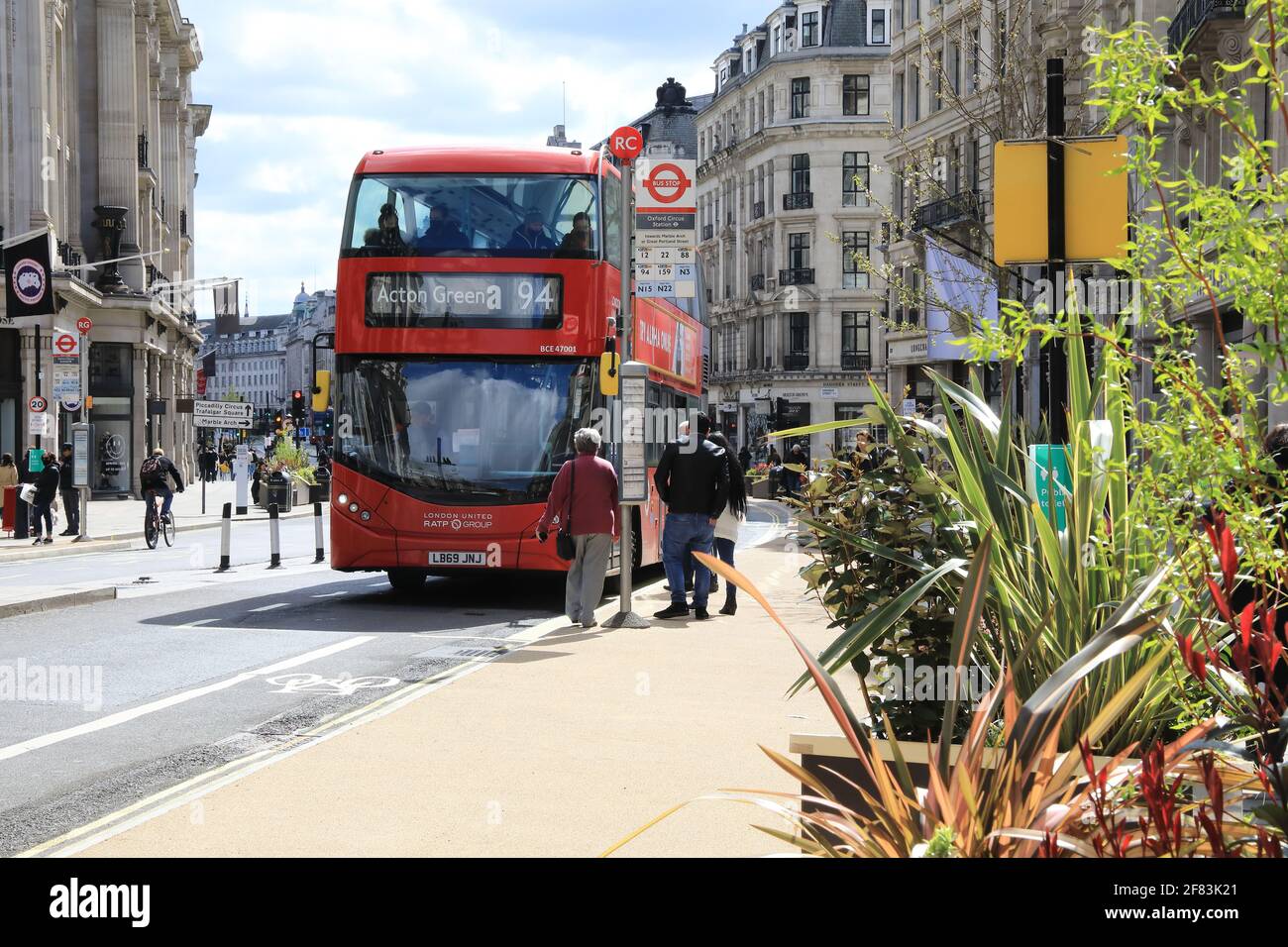 Londres, Royaume-Uni, 11 avril 2021. Les trottoirs ont été élargis, les planteurs et les nouveaux sièges installés, et les pistes cyclables améliorées, toutes destinées à encourager les clients à revenir le 12 avril, lorsque les magasins ont rouvert, conformément à la feuille de route du gouvernement pour l'assouplissement des restrictions Covid. Monica Wells/Alay Live News Banque D'Images
