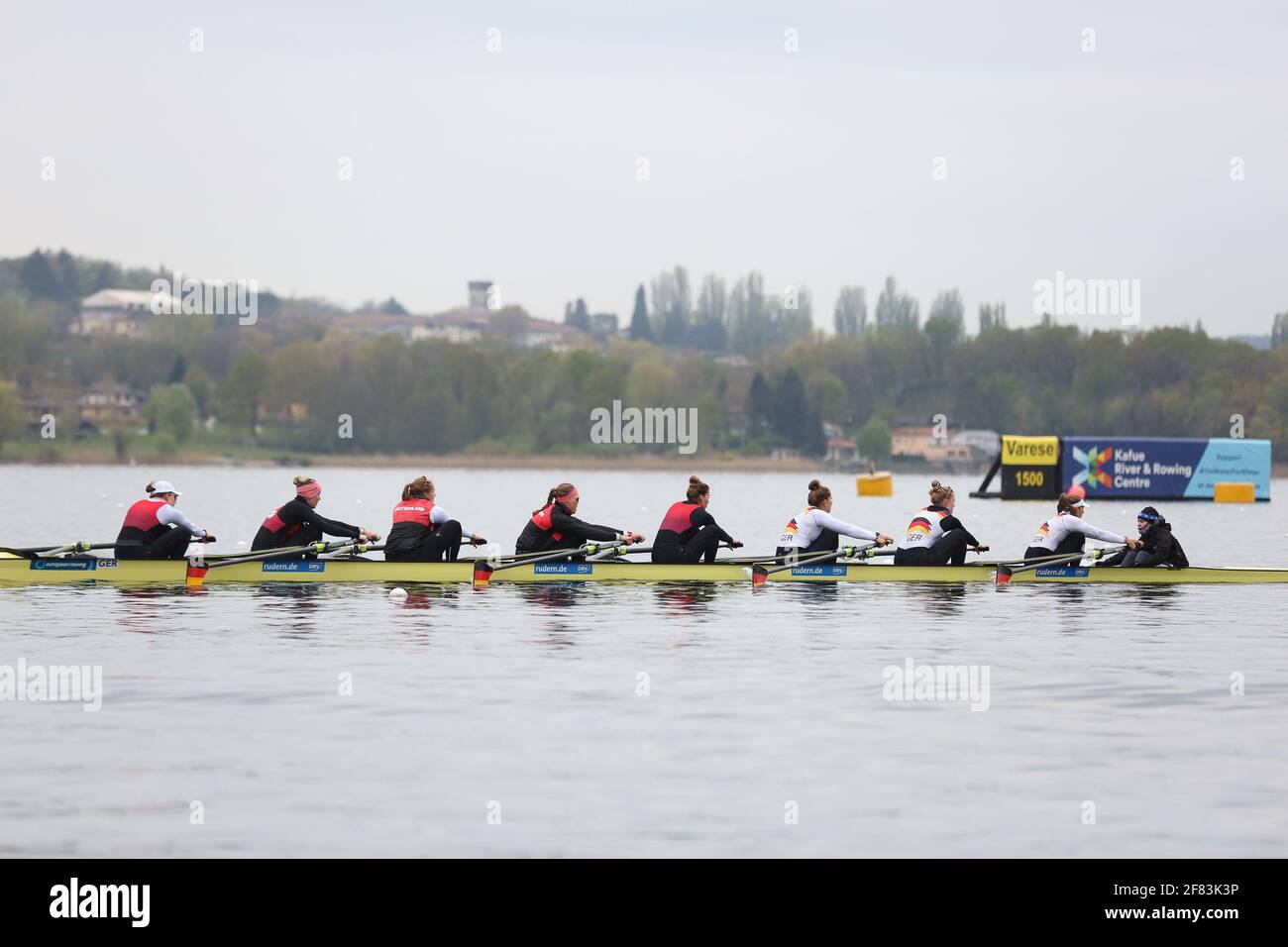 Varese, Italie. 10 avril 2021. Les huit femmes Sophie Oksche, Melanie Goeldner, Anna Haertl, Alexandra Hoeffgen, Alyssa Meyer, Frauke Hundeling, Ida Kruse, Marie-Catherine Arnold et Larina Hillemann de l'Allemagne s'entraîner le deuxième jour aux Championnats d'Europe d'aviron au Lac Varèse le 10 avril 2021 à Varèse, Italie crédit: Mickael Chavet/Alay Live News Banque D'Images