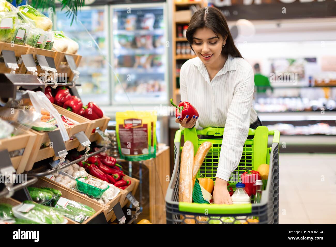 Femme arabe choisir des légumes frais biologiques Acheter de la nourriture au supermarché Banque D'Images