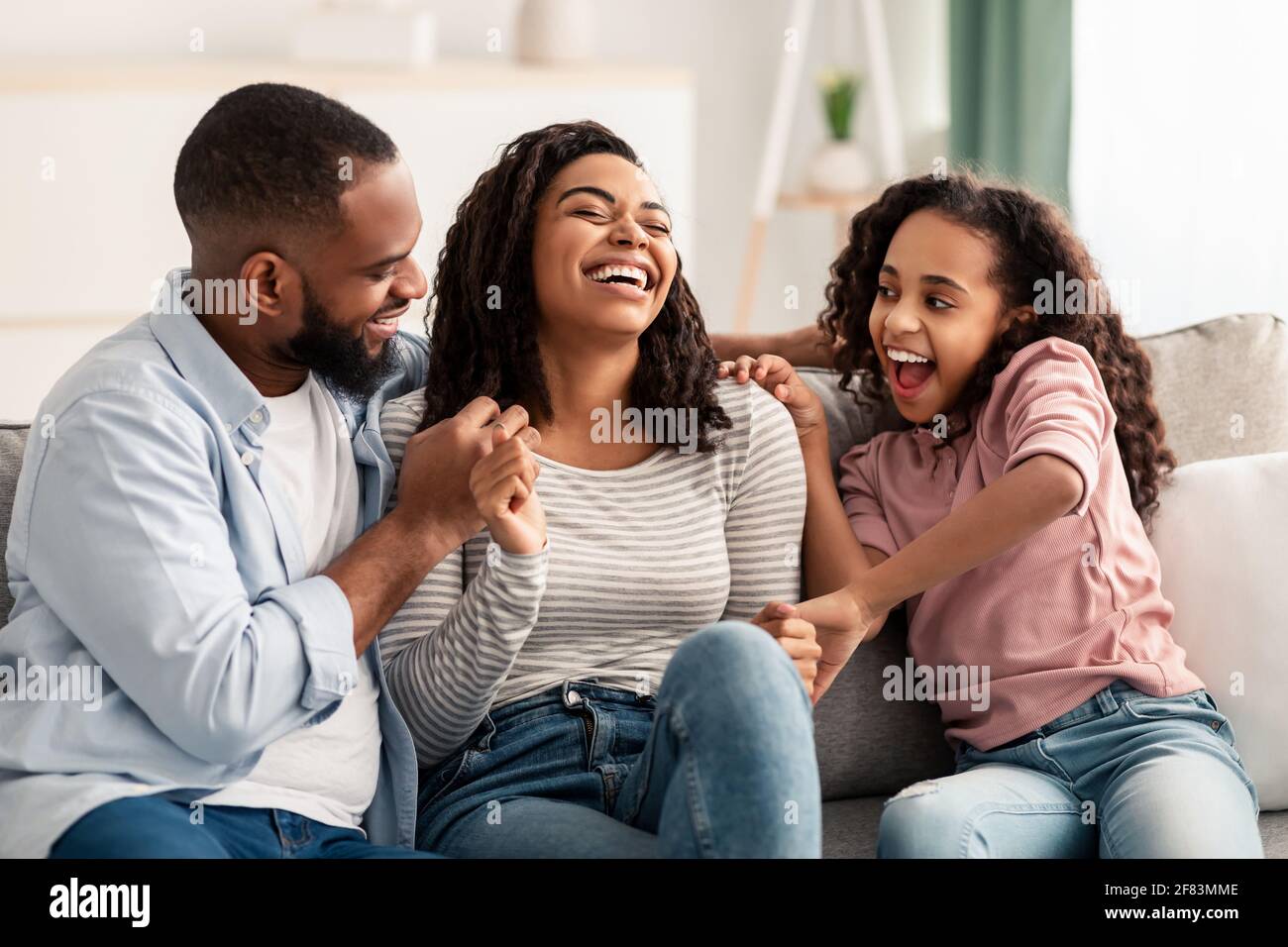 Portrait D Une Famille Noire Heureuse Chatouillant Assis Sur Un Canape Photo Stock Alamy Portrait D Une Famille Noire Heureuse Chatouillant Assis Sur Un Canape Photo Stock Alamy