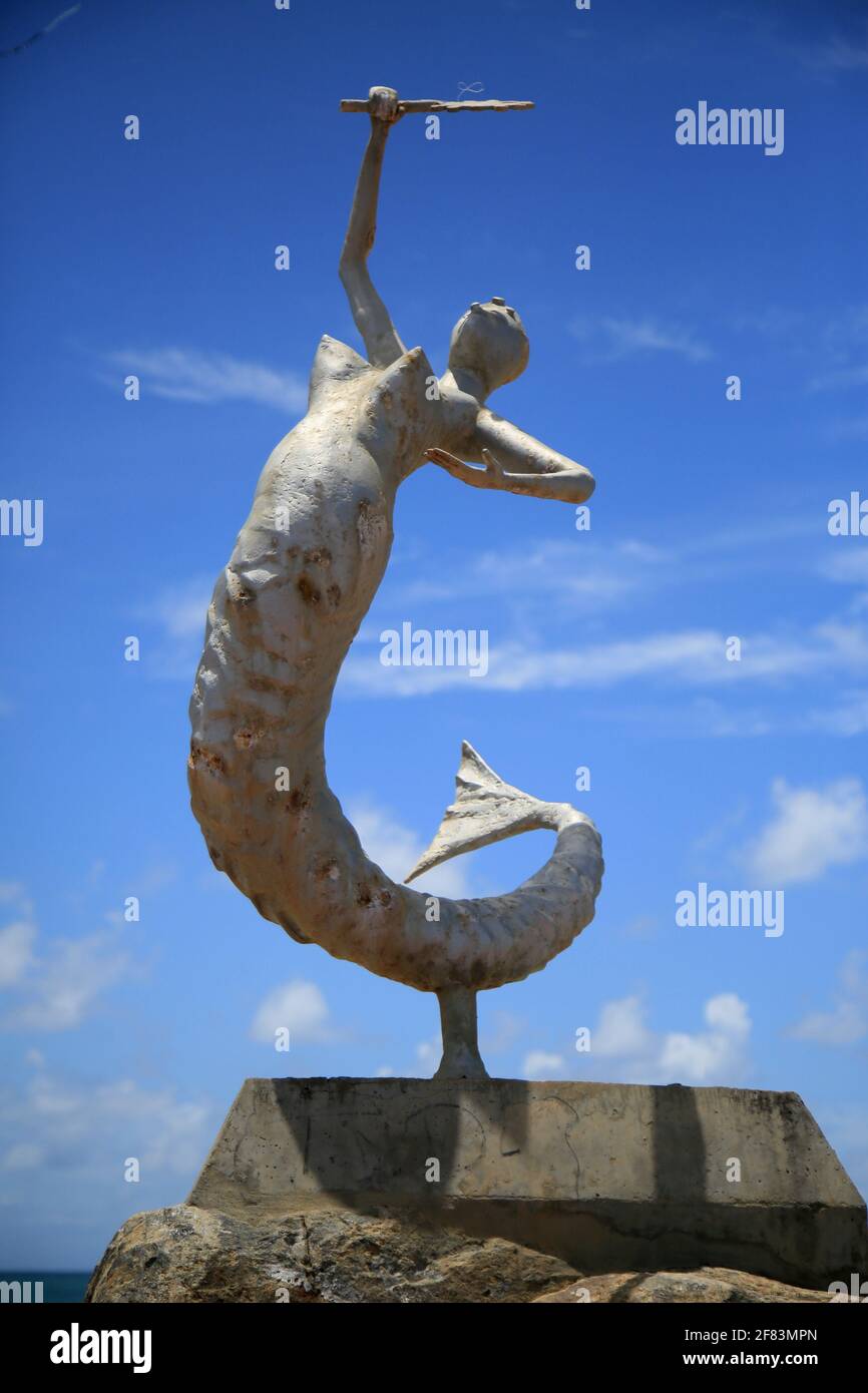 salvador, bahia, brésil - 21 janvier 2021 : la sculpture de la sirène est vue sur la pierre dans le quartier d'Itapua dans la ville de Salvador. *** Banque D'Images