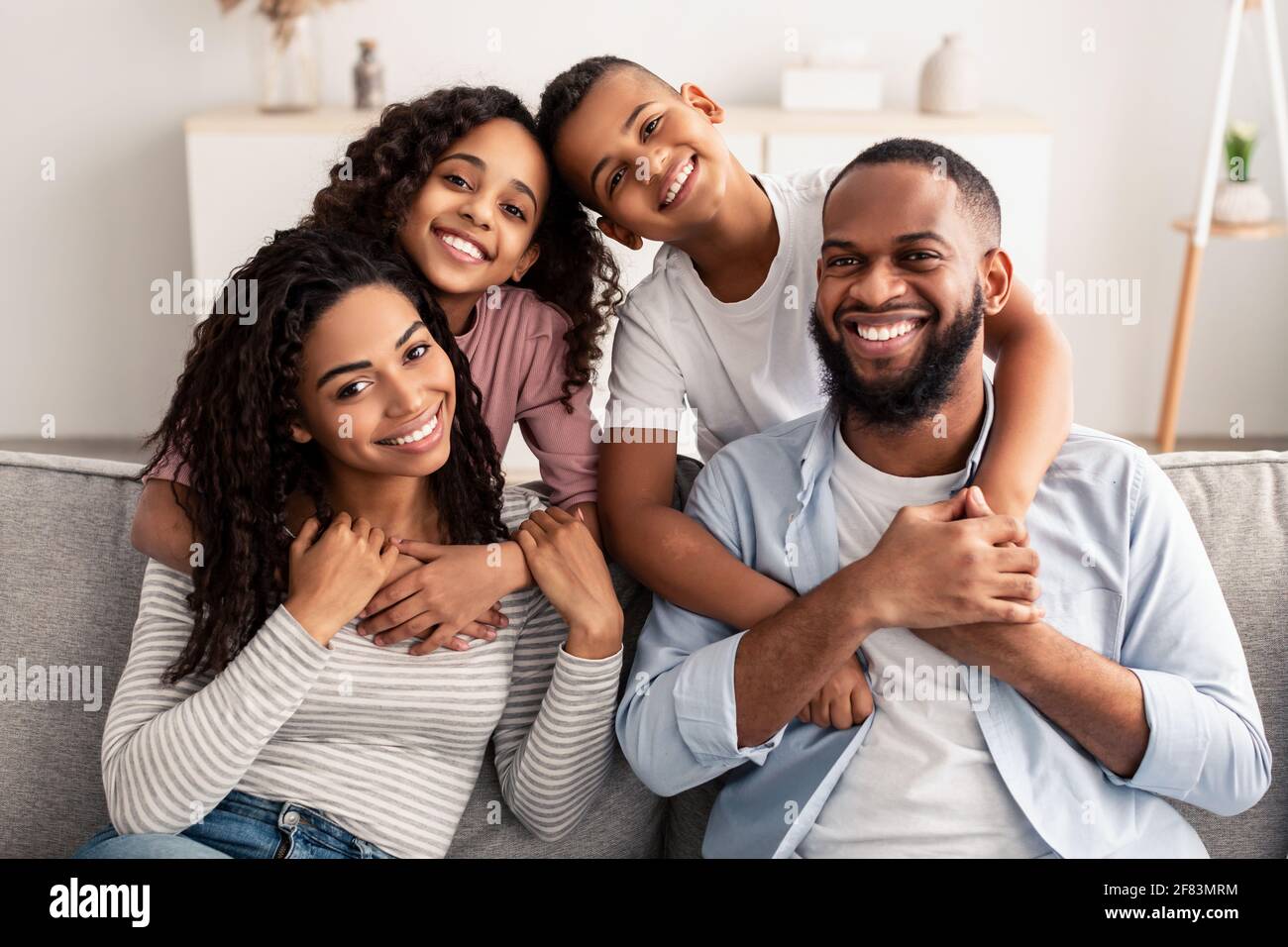 Portrait D Une Famille Noire Heureuse Souriant A La Maison Photo Stock Alamy Portrait D Une Famille Noire Heureuse Souriant A La Maison Photo Stock Alamy