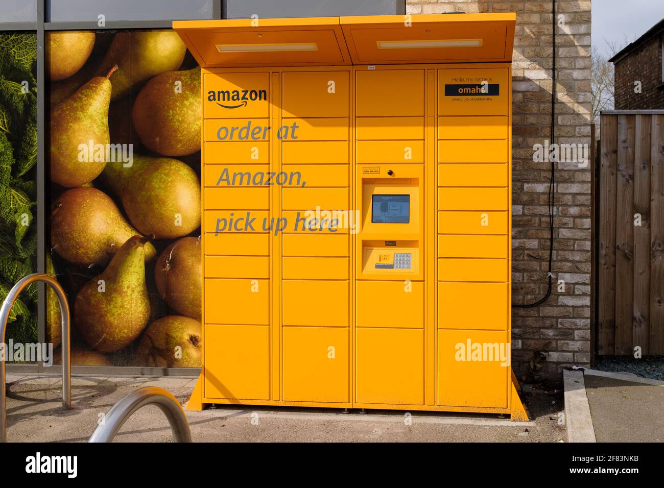 Amazon Locker, un service de livraison de colis en libre-service offert par  le détaillant en ligne Amazon Photo Stock - Alamy