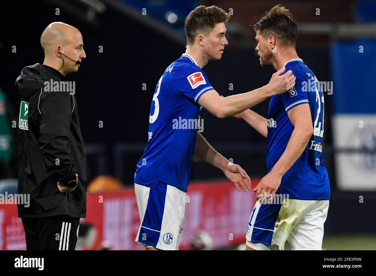 Gelsenkirchen, Allemagne. 11 avril 2021. Football: Bundesliga, FC Schalke 04 - FC Augsbourg, Matchday 28 à Veltins Arena. Remplacement de l'attaquant de Schalke Klaas Jan Huntelaar par l'attaquant de Schalke Matthew Hoppe, à gauche, quatrième officiel Nicolas Winter. NOTE IMPORTANTE: Conformément aux règlements de la DFL Deutsche Fußball Liga et de la DFB Deutscher Fußball-Bund, il est interdit d'utiliser ou d'avoir utilisé des photos prises dans le stade et/ou du match sous forme de séquences d'images et/ou de séries de photos de type vidéo. Credit: Bernd Thissen/dpa/Alay Live News Banque D'Images Gelsenkirchen, Allemagne. 11 avril 2021. Football: Bundesliga, FC Schalke 04 - FC Augsbourg, Matchday 28 à Veltins Arena. Remplacement de l'attaquant de Schalke Klaas Jan Huntelaar par l'attaquant de Schalke Matthew Hoppe, à gauche, quatrième officiel Nicolas Winter. NOTE IMPORTANTE: Conformément aux règlements de la DFL Deutsche Fußball Liga et de la DFB Deutscher Fußball-Bund, il est interdit d'utiliser ou d'avoir utilisé des photos prises dans le stade et/ou du match sous forme de séquences d'images et/ou de séries de photos de type vidéo. Credit: Bernd Thissen/dpa/Alay Live News Banque D'Images
