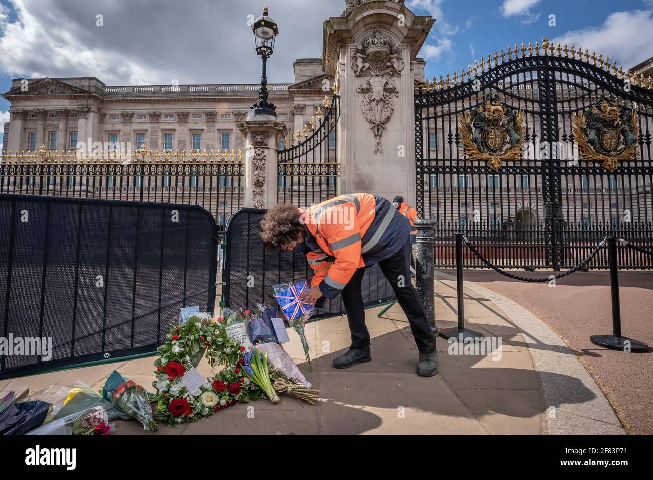 Londres, Royaume-Uni. 11 avril 2021. Décès du prince Philip : les habitants et les touristes continuent d'apporter des fleurs et de rendre hommage aux portes du palais de Buckingham au duc d'Édimbourg décédé vendredi à l'âge de 99 ans. Credit: Guy Corbishley/Alamy Live News Banque D'Images