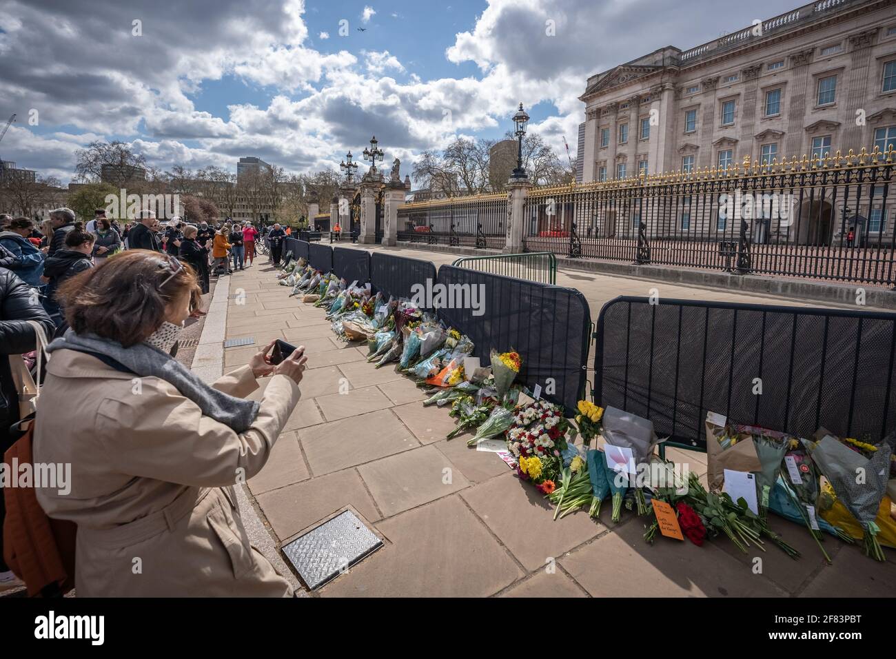 Londres, Royaume-Uni. 11 avril 2021. Décès du prince Philip : les habitants et les touristes continuent d'apporter des fleurs et de rendre hommage aux portes du palais de Buckingham au duc d'Édimbourg décédé vendredi à l'âge de 99 ans. Credit: Guy Corbishley/Alamy Live News Banque D'Images