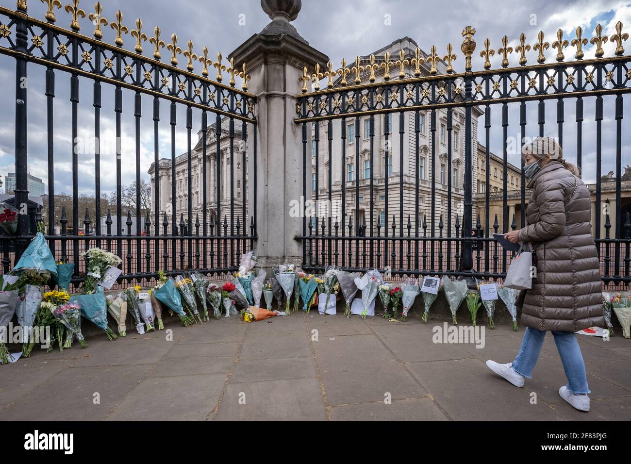 Londres, Royaume-Uni. 11 avril 2021. Décès du prince Philip : les habitants et les touristes continuent d'apporter des fleurs et de rendre hommage aux portes du palais de Buckingham au duc d'Édimbourg décédé vendredi à l'âge de 99 ans. Credit: Guy Corbishley/Alamy Live News Banque D'Images