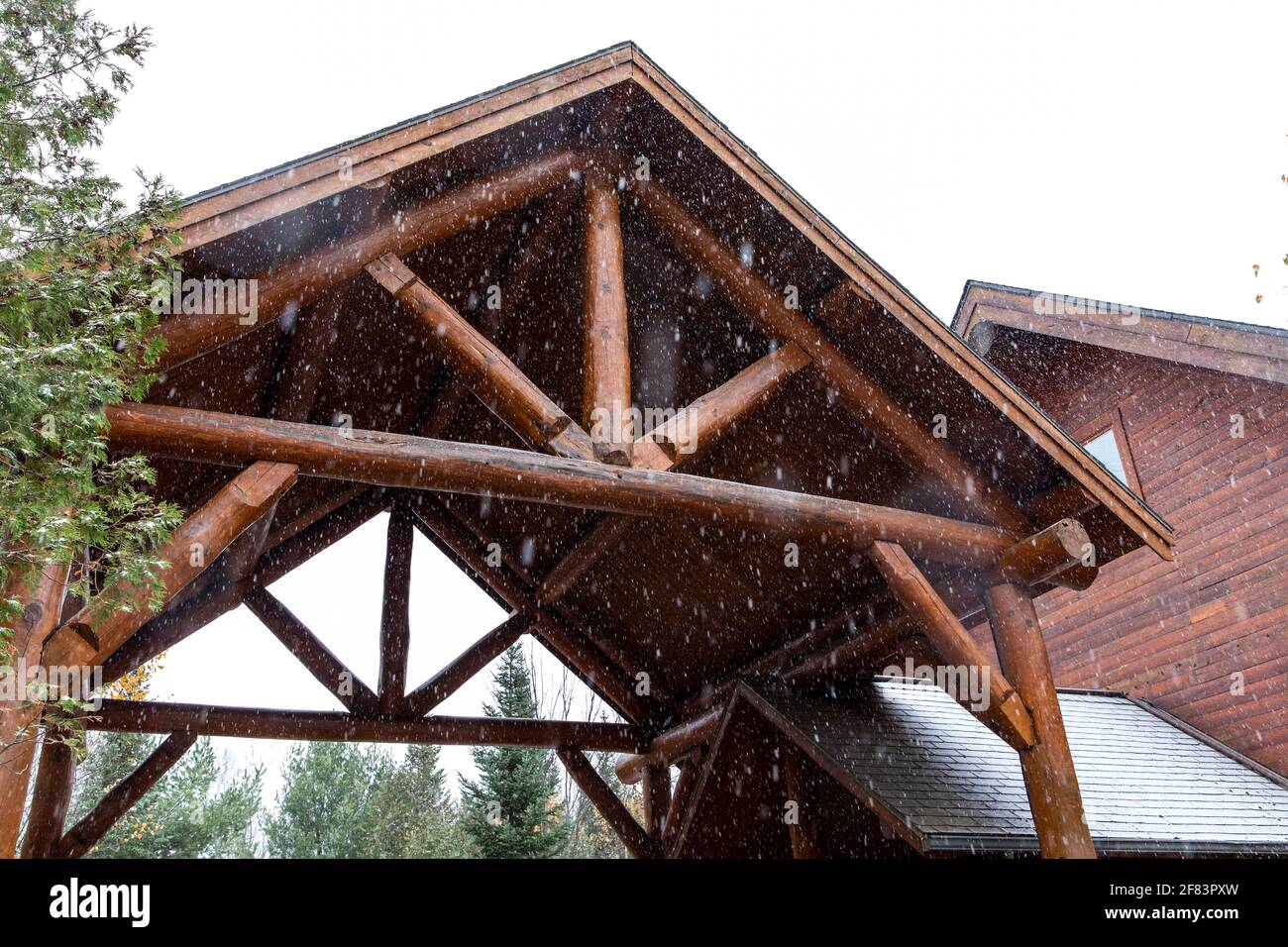 Dessus d'un abri en bois sous un mince couche de neige en automne Banque D'Images
