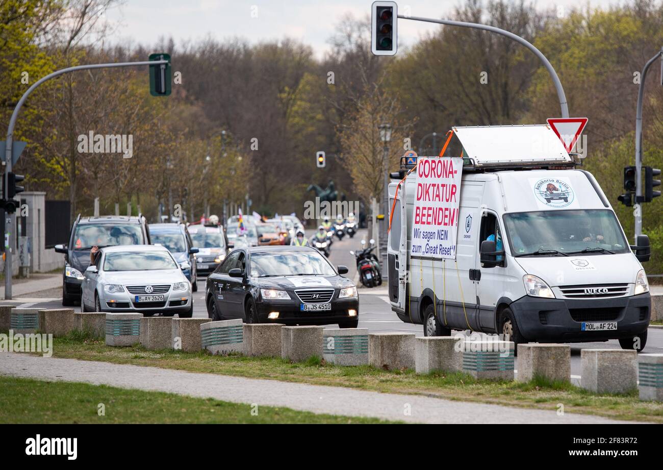 Berlin, Allemagne. 11 avril 2021. Les adversaires des mesures de Corona manifestent avec un convoi près du bâtiment du Reichstag. Credit: Christophe bateau/dpa/Alay Live News Banque D'Images