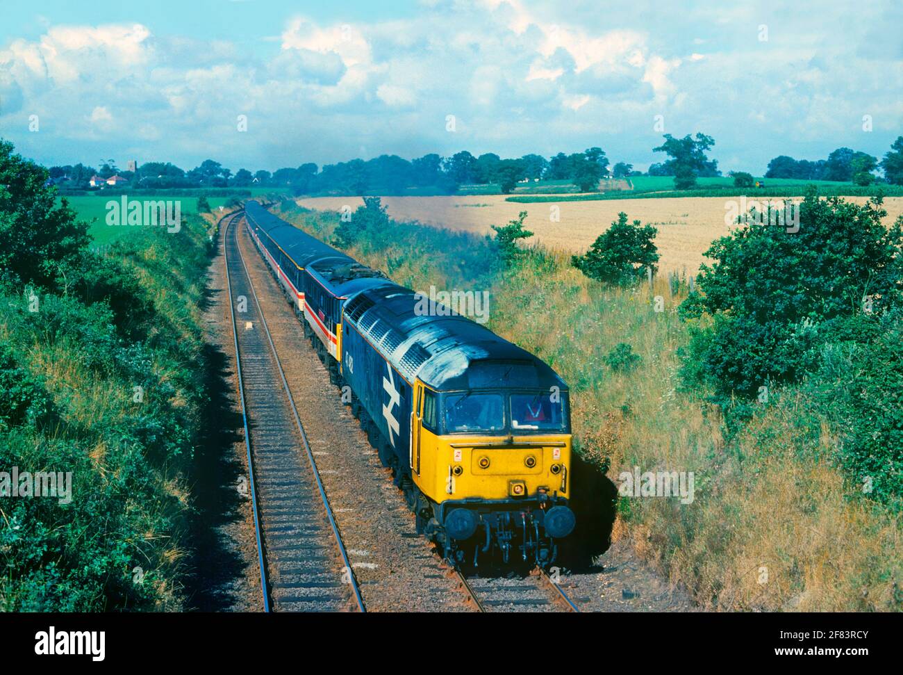 Une locomotive diesel de classe 47 numéro 47482 tirant une locomotive électrique de classe 86 et un service InterCity à Postwick sur les lignes Wherry non électrifiées. 31 juillet 1993. Banque D'Images