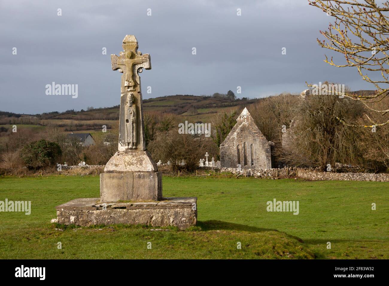 Dysert O Dea église ruine et haute croix dans le comté Clare en Irlande Banque D'Images