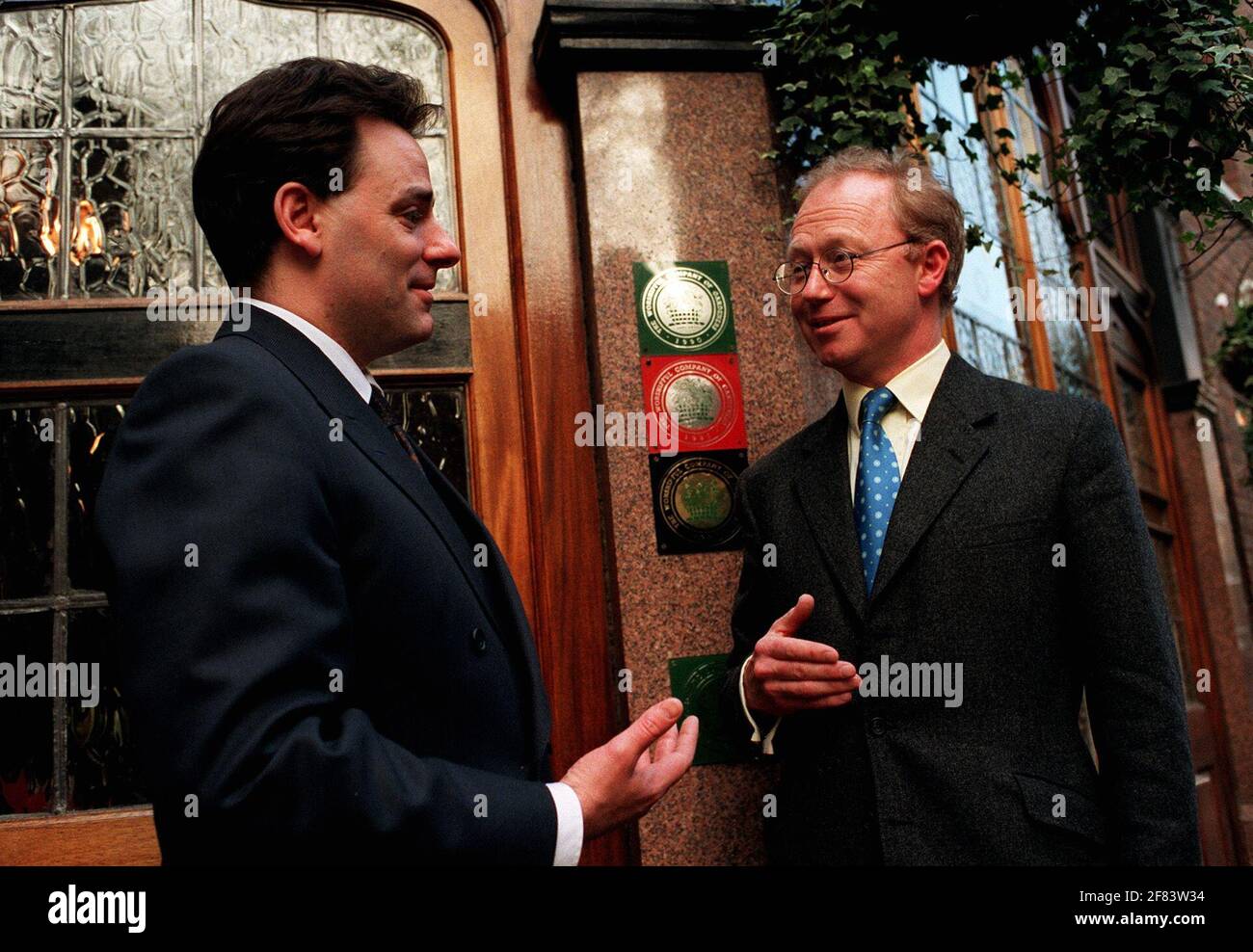 David Thompson (R) Directeur général janvier 1999 de Wolverhampton and Dudley Breweries avec le directeur financier Ralph Findlay Banque D'Images