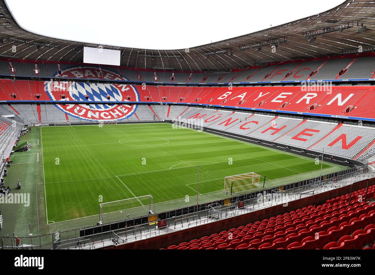 L'UEFA accueille les championnats d'Europe à Munich - l'UEFA exige la garantie du public ! L'Union européenne de football a accru la pression sur le site EM allemand de Munich et a fixé un délai pour une garantie de spectateur. Des « informations supplémentaires » sur les plans devraient être soumises à la réunion de direction du 19 avril. Archive photo: Vide Allianz Arena, stade, centre sportif, intérieur, rangs vides, vide. Vue d'ensemble, FC Bayern Munich, le 08/27/2018. Â | utilisation dans le monde entier Banque D'Images