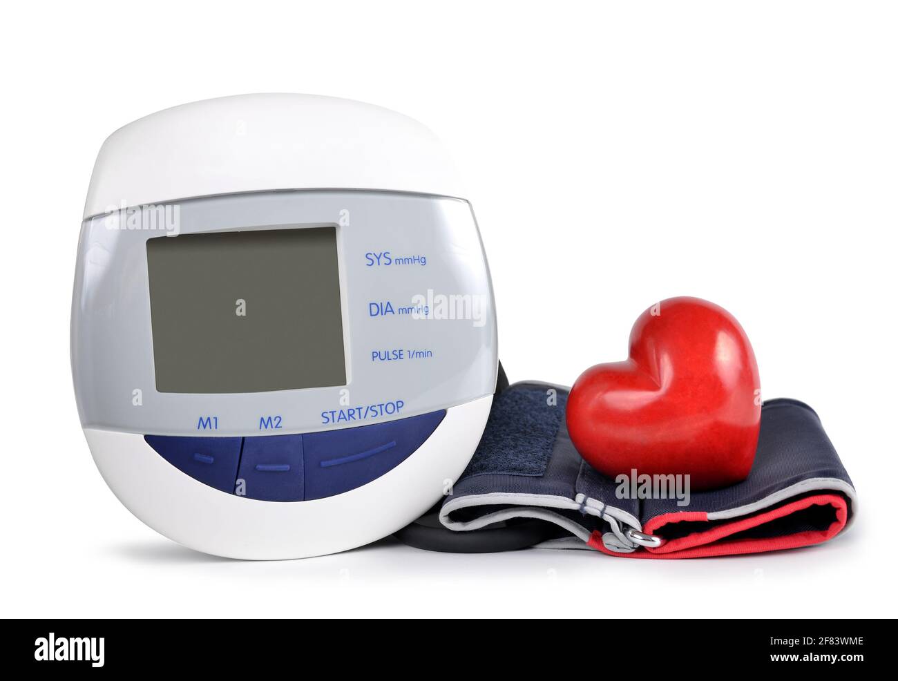 Moniteur de tension artérielle numérique avec cœur isolé sur fond blanc Banque D'Images